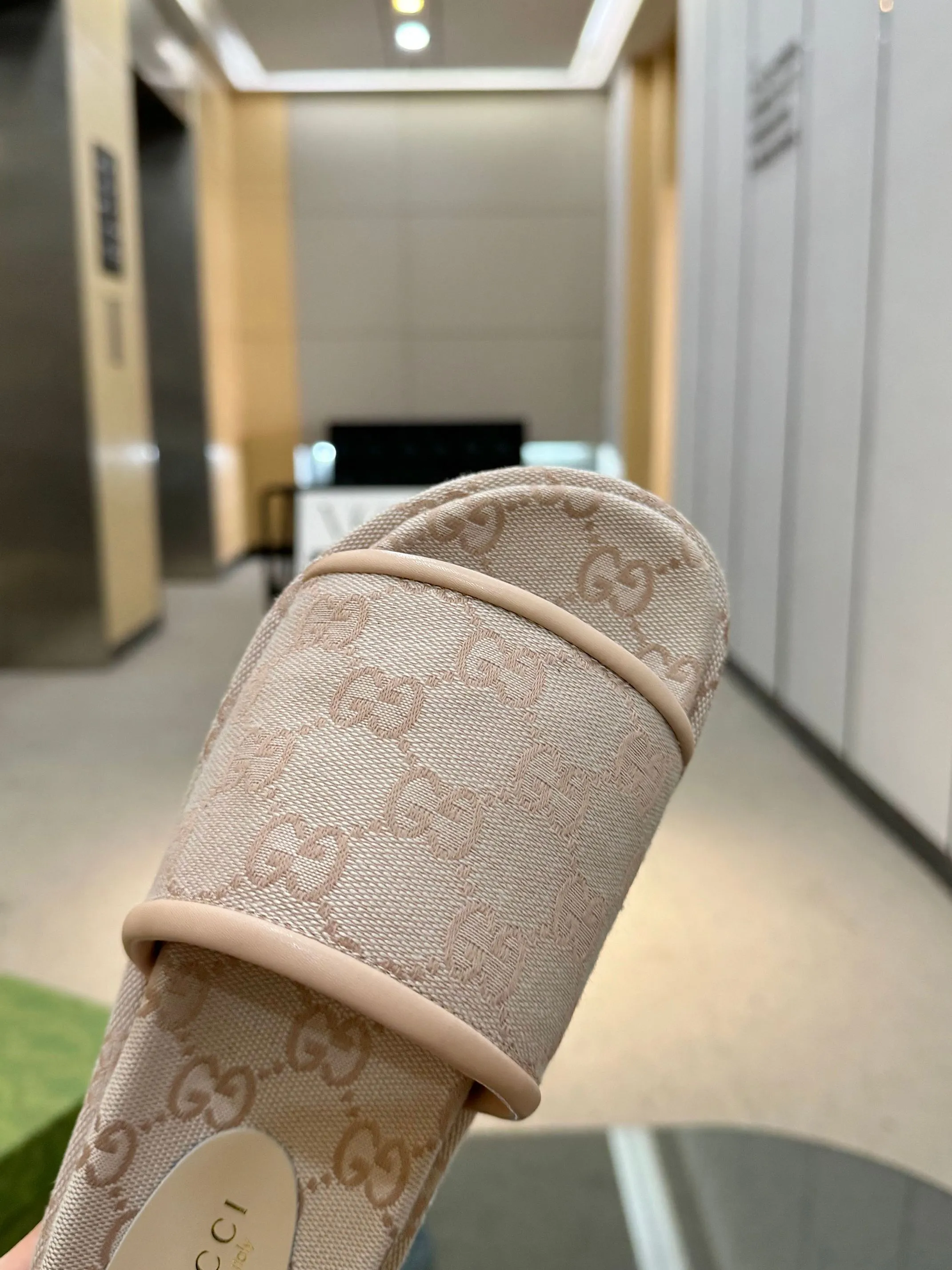 👟👟Ex-factory price 400👟👟 Shipped all year round, Gucci's latest limited edition thick-soled slippers. Top quality for sale. Purchase genuine product for development. The material and workmanship are consistent with the original. Upper: original special printing process. Lining: dyed sheepskin. Outsole: Italian private model outsole. Size: 35-43M standard size. 41, 42, 43 are also customized and cannot be returned. Sole thickness: 5.5cm. Forefoot 4cm.